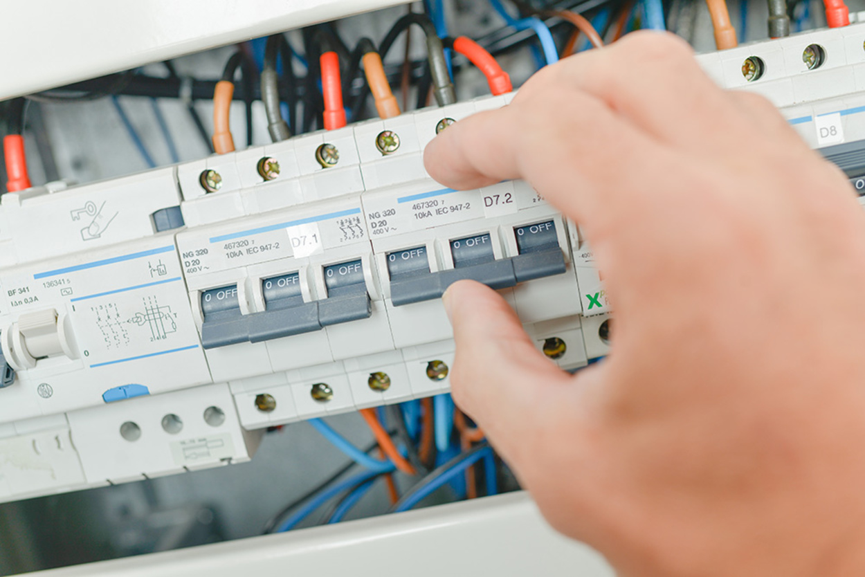 Elektro­installation bei Elektro-Ziegler GmbH & Co. KG in Würzburg